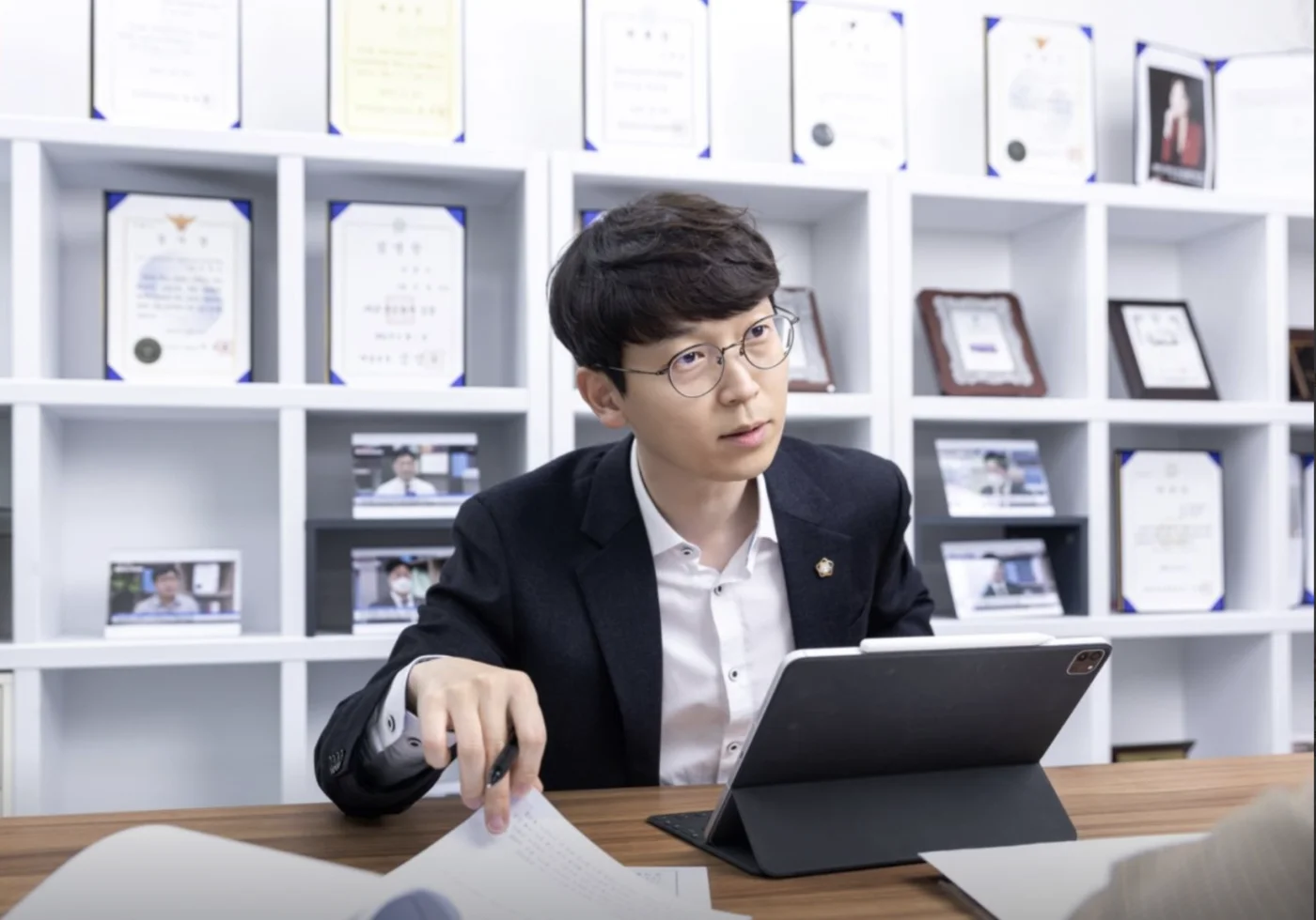 사무실에서 사건 기록을 검토하는 이원우 대표변호사
