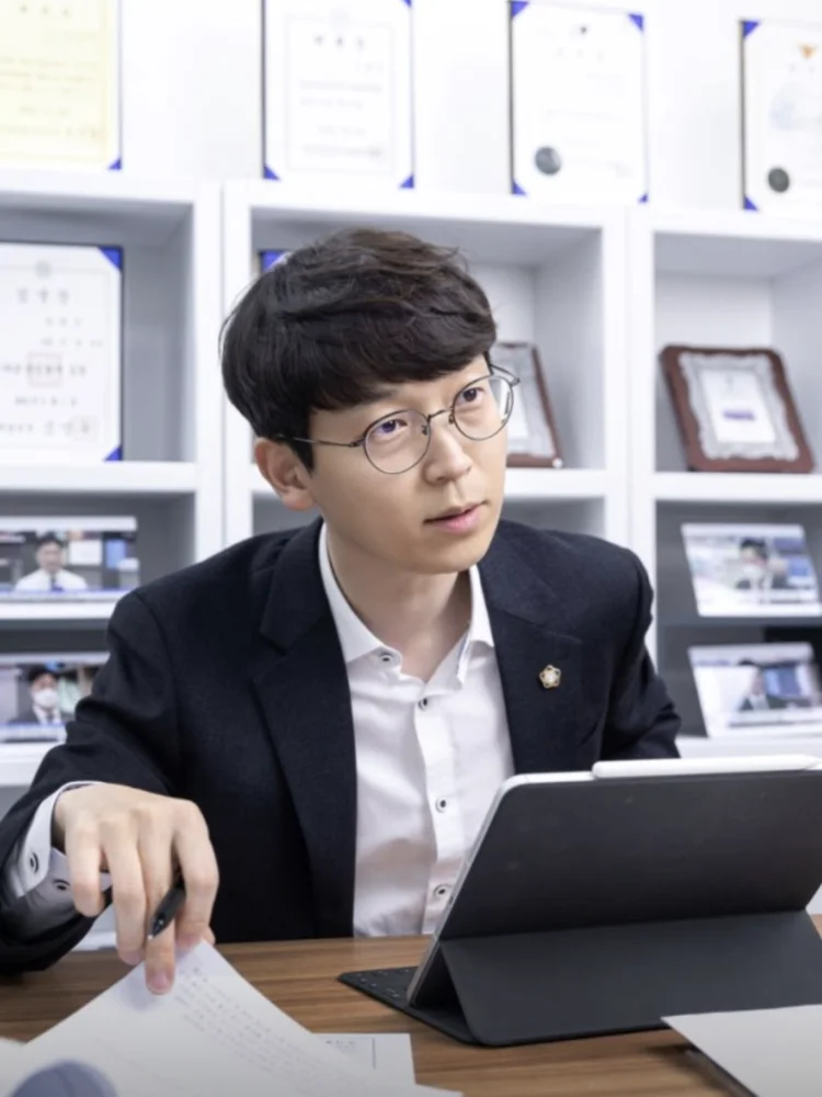 사무실에서 사건 기록을 검토하는 이원우 대표변호사